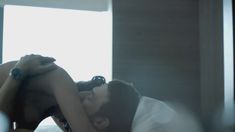 Индира Варма засветила голую грудь в сериале «Под прицелом» фото #3