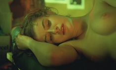 Полностью голая Ирен Жакоб в фильме «Двойная жизнь Вероники» фото #2