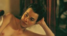 Голая Камилль Рутерфорд в фильме «Мария – королева Шотландии» фото #2