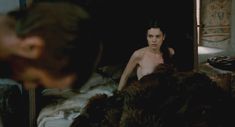 Голая Камилль Рутерфорд в фильме «Мария – королева Шотландии» фото #7