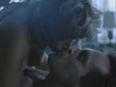 Голая Карен Аллен в фильме «Ответный огонь» фото #4