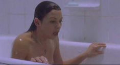 Голая грудь Кари Вурер в фильме «Восставший из ада 7. Армия мертвецов» фото #2