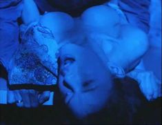 Голая Кари Вурер в фильме «Острые ощущения» фото #6