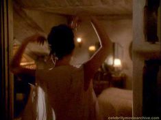 Карина Ломбард оголила грудь в фильме «Герой-одиночка» фото #4