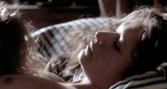 Засвет соска Карины Ломбард в фильме «Легенды осени» фото #1
