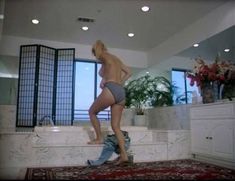 Голая Карла Соларо в фильме «Главная девочка» фото #9