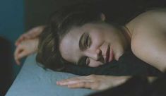 Голая Каролин Давернас в фильме «Пережить мою маму» фото #12