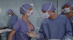 Кассандра Петерсон засветила грудь в фильме «Джекилл и Хайд... Снова вместе» фото #1