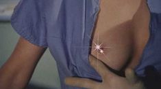 Кассандра Петерсон засветила грудь в фильме «Джекилл и Хайд... Снова вместе» фото #2