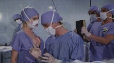 Кассандра Петерсон засветила грудь в фильме «Джекилл и Хайд... Снова вместе» фото #4