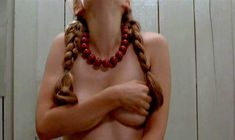 Красотка Катарина Тальбах засветила грудь в фильме «Жестяной барабан» фото #3