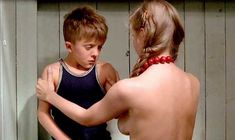 Красотка Катарина Тальбах засветила грудь в фильме «Жестяной барабан» фото #4