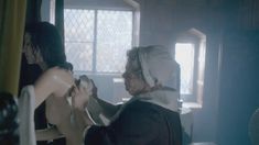 Голая Катрина Балф в сериале «Чужестранка» фото #11