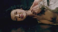 Голая Катрина Балф в сериале «Чужестранка» фото #33