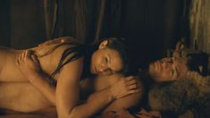 Красотка Катрина Ло оголила грудь и попу в сериале «Спартак: Месть» фото #1