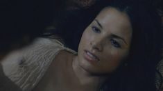 Красотка Катрина Ло оголила грудь и попу в сериале «Спартак: Месть» фото #7