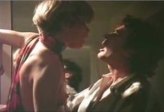 Кейт Вернон засветила грудь в фильме «Нежный обман» фото #6