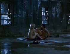 Голая Кейт Вернон в фильме «Опасное прикосновение» фото #15