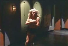 Кейт Лайбен засветила грудь в сериале «Шоу Криса Айзека» фото #1