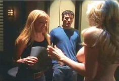 Кейт Лайбен засветила грудь в сериале «Шоу Криса Айзека» фото #3