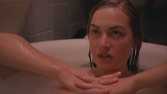 Кейт Уинслет засветила сосок в фильме «Небесные создания» фото #2