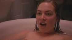 Кейт Уинслет засветила сосок в фильме «Небесные создания» фото #3