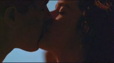 Голая грудь Кейт Ходж в фильме «Беглый огонь» фото #1