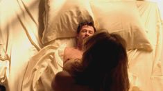 Голая Келли Брук в сериале «Военная хроника» фото #3