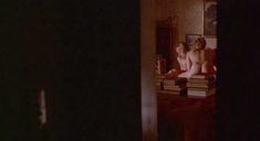 Голая Келли Линч в фильме «Доморощенный» фото #6