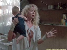 Голая Келли Линч в фильме «Тёплый летний дождь» фото #12