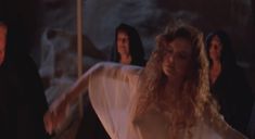 Голая Келли Престон в фильме «Служители дьявола» фото #12