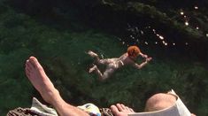 Голая Керри Фокс в фильме «Ангел за моим столом» фото #9