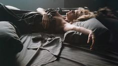 Голая Ким Бейсингер в фильме «Первые 9 1.2 недель» фото #5