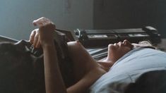 Голая Ким Бейсингер в фильме «Первые 9 1.2 недель» фото #7