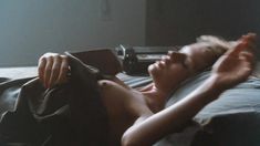 Голая Ким Бейсингер в фильме «Первые 9 1.2 недель» фото #8