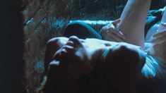 Голая Ким Бейсингер в фильме «Первые 9 1.2 недель» фото #9