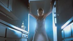 Голая Ким Бейсингер в фильме «Первые 9 1.2 недель» фото #14