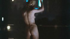 Голая Ким Бейсингер в фильме «Первые 9 1.2 недель» фото #15