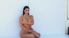 Голая Ким Кардашьян Уэст в передаче «Семейство Кардашьян»