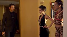 Голая Кира Нуар в сериале «Подчинение» фото #1