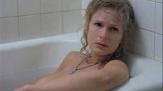 Голая грудь Киры Седжвик в фильме «Пещерный житель» фото #1