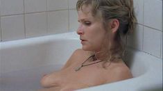 Голая грудь Киры Седжвик в фильме «Пещерный житель» фото #2