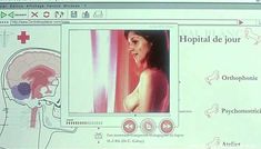 Голая Клеманс Поэзи в фильме «Семейка Роуз» фото #5