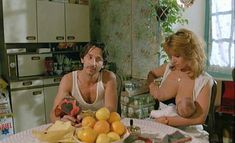 Голая грудь Клементин Селарье в фильме «Тридцать семь и два по утрам» фото #1