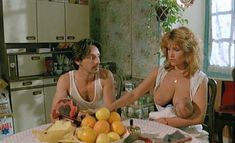 Голая грудь Клементин Селарье в фильме «Тридцать семь и два по утрам» фото #2