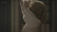 Голая грудь Клер Фой в фильме «Ночной дозор» фото #1