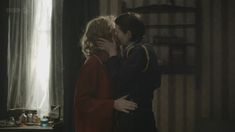 Голая грудь Клер Фой в фильме «Ночной дозор» фото #4