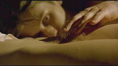 Волосатая голая киска Клотильды Куро в фильме «Почти спокойный мир» фото #2