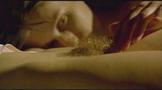 Волосатая голая киска Клотильды Куро в фильме «Почти спокойный мир» фото #3