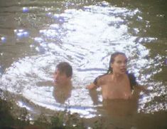 Голая Клэр Форлани в фильме «Цыганские глаза» фото #5